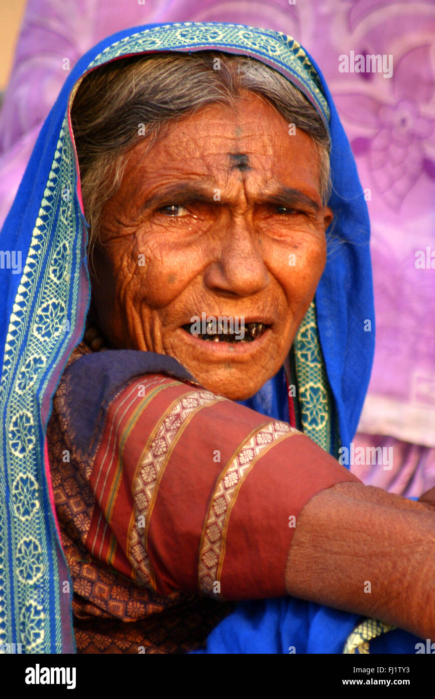 Ritratto di una donna con i denti neri di Varanasi, India Foto Stock