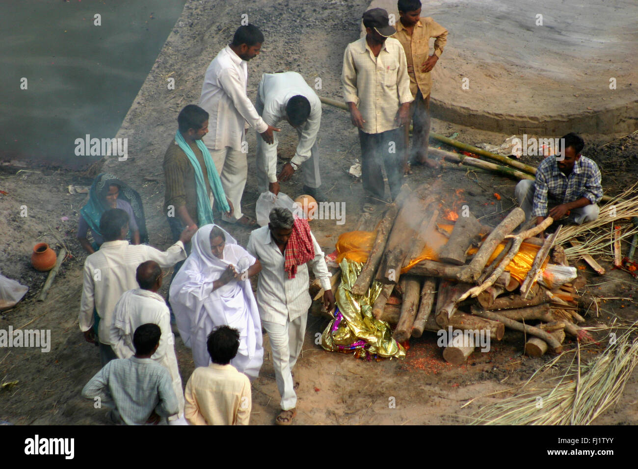Cerimonia Creamation di un corpo morto dagli Indù di Varanasi, India Foto Stock