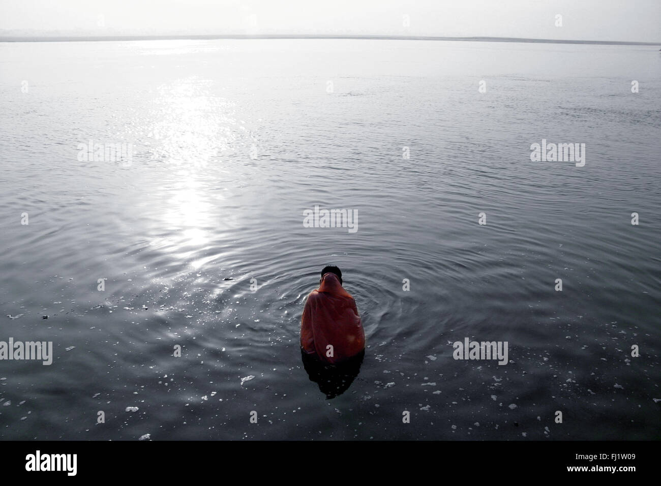 Donna che prega nel Gange - Varanasi, India - Architettura e quotidianamente la vita di strada Foto Stock