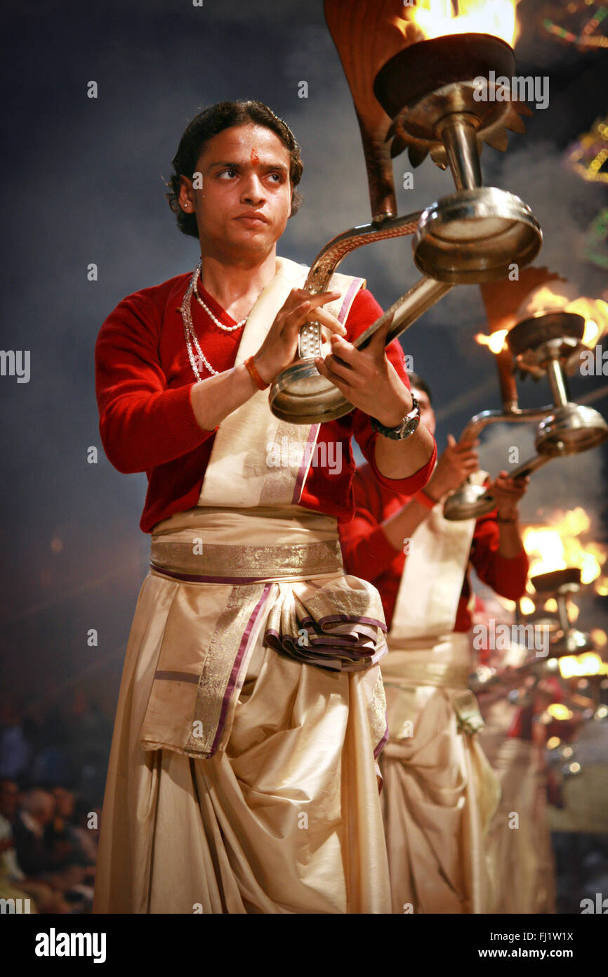 Brahman esecuzione di Ganga aarti a notte a Varanasi, India Foto Stock