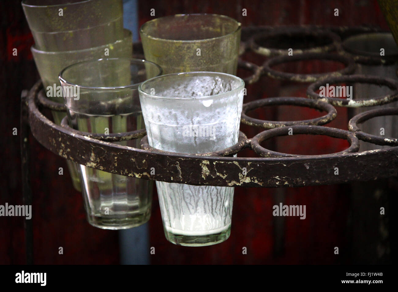 Bicchieri vuoti di lassi - Varanasi, India Foto Stock