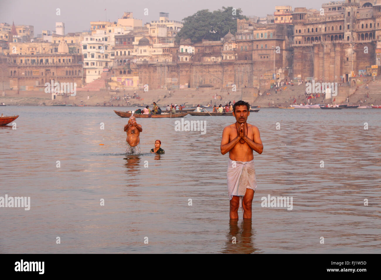 Persone in preghiera nel sacro Gange a Varanasi, India Foto Stock