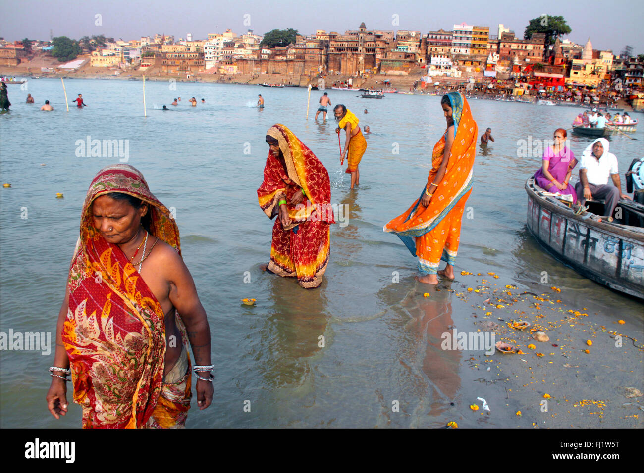 Donne pellegrini con sarees sul Gange , Varanasi, India - Foto Stock