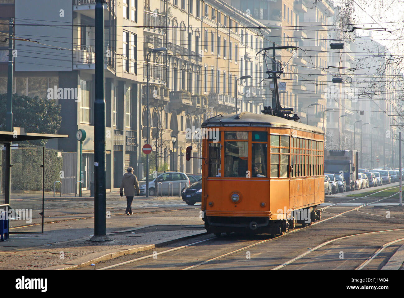 Vintage vecchio tram arancione sulla via di Milano, Italia Foto Stock