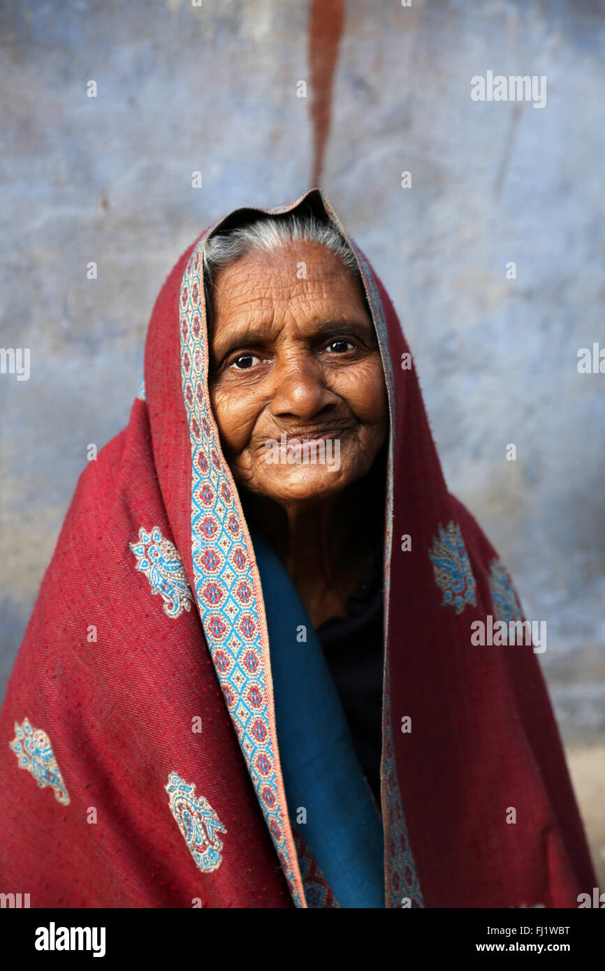 Ritratto headshot indiana di donna indù di Varanasi, India Foto Stock
