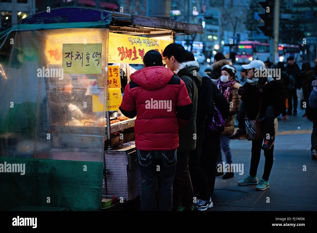 Pedoni acquistare spuntini a Seoul, Corea del Sud Foto Stock