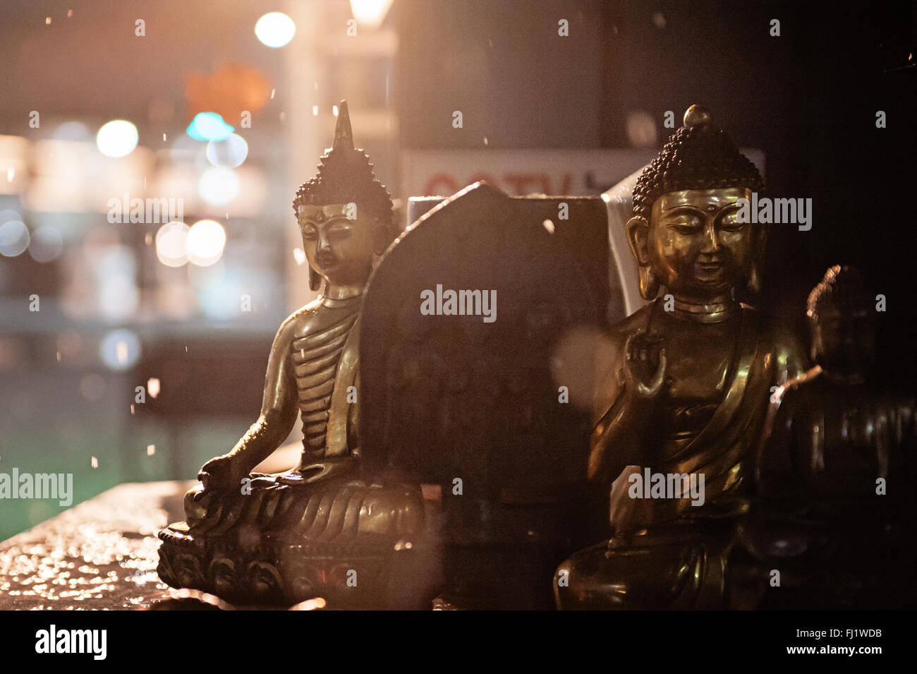 Statue di Buddha nella neve durante la notte Foto Stock