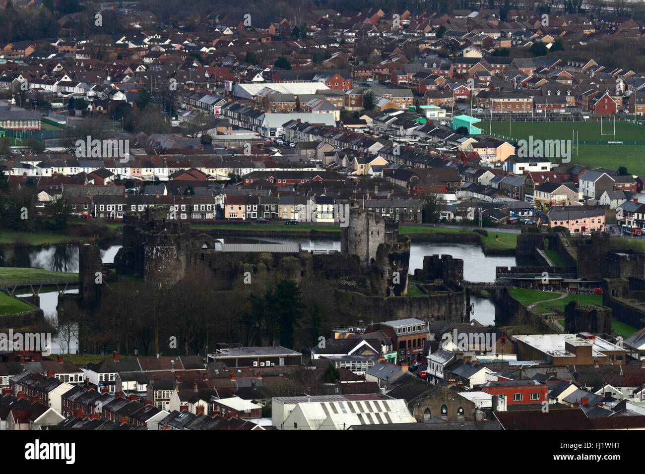 Vista aerea della città di Caerphilly e castello da Caerphilly mountain, Gwent, Wales, Regno Unito Foto Stock