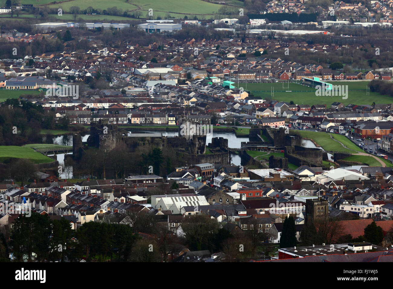 Vista aerea della città di Caerphilly e castello da Caerphilly mountain, Gwent, Wales, Regno Unito Foto Stock