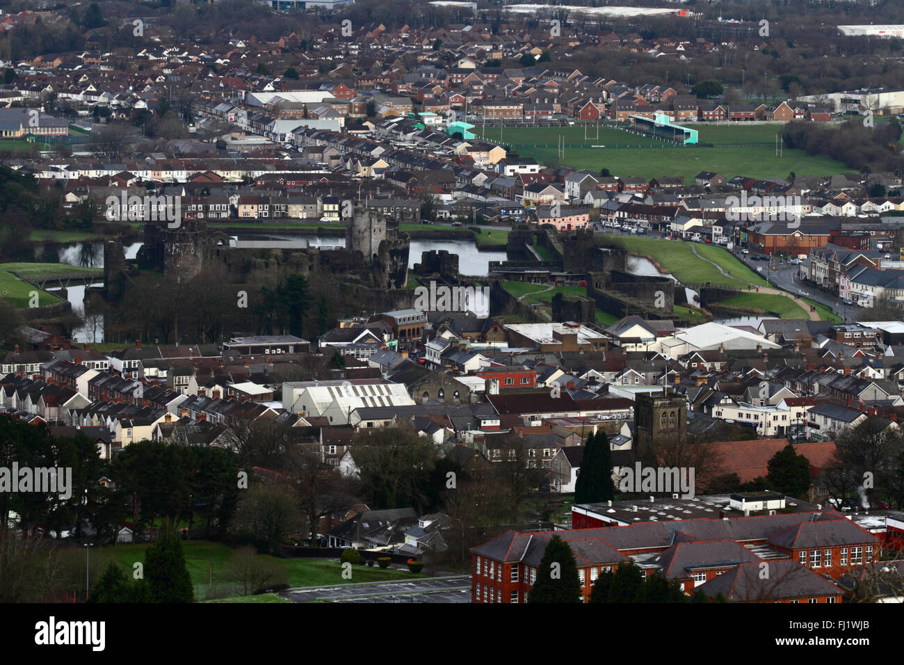 Vista aerea della città di Caerphilly e castello da Caerphilly mountain, Gwent, Wales, Regno Unito Foto Stock