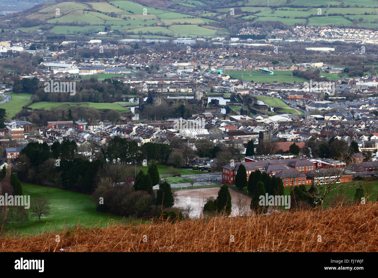 Vista aerea della città di Caerphilly e castello da Caerphilly mountain, Gwent, Wales, Regno Unito Foto Stock