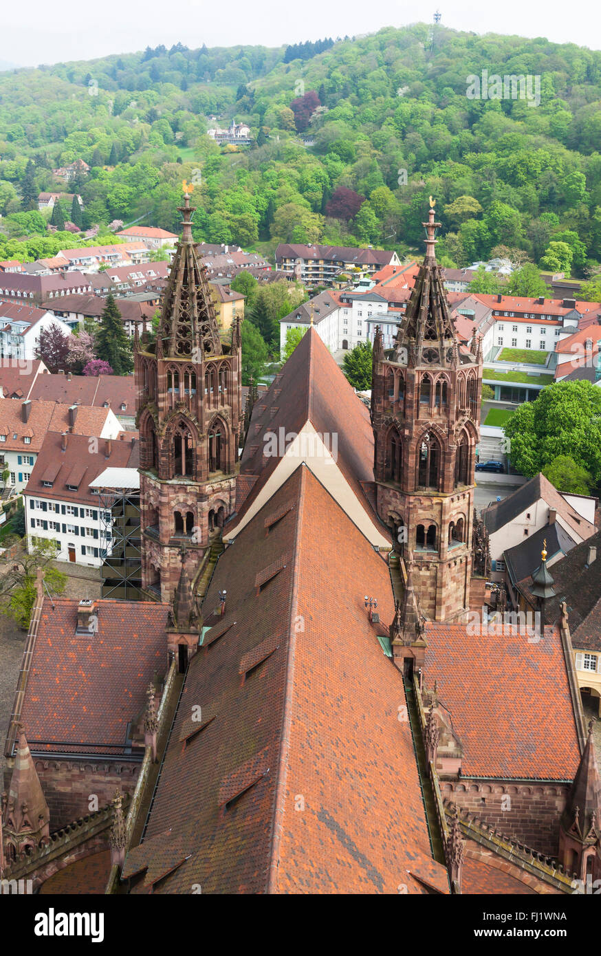 Torri di Friburgo Munster cattedrale, una chiesa medievale di Freiburg im Breisgau city, Baden-Wuerttemberg membro, Germania Foto Stock