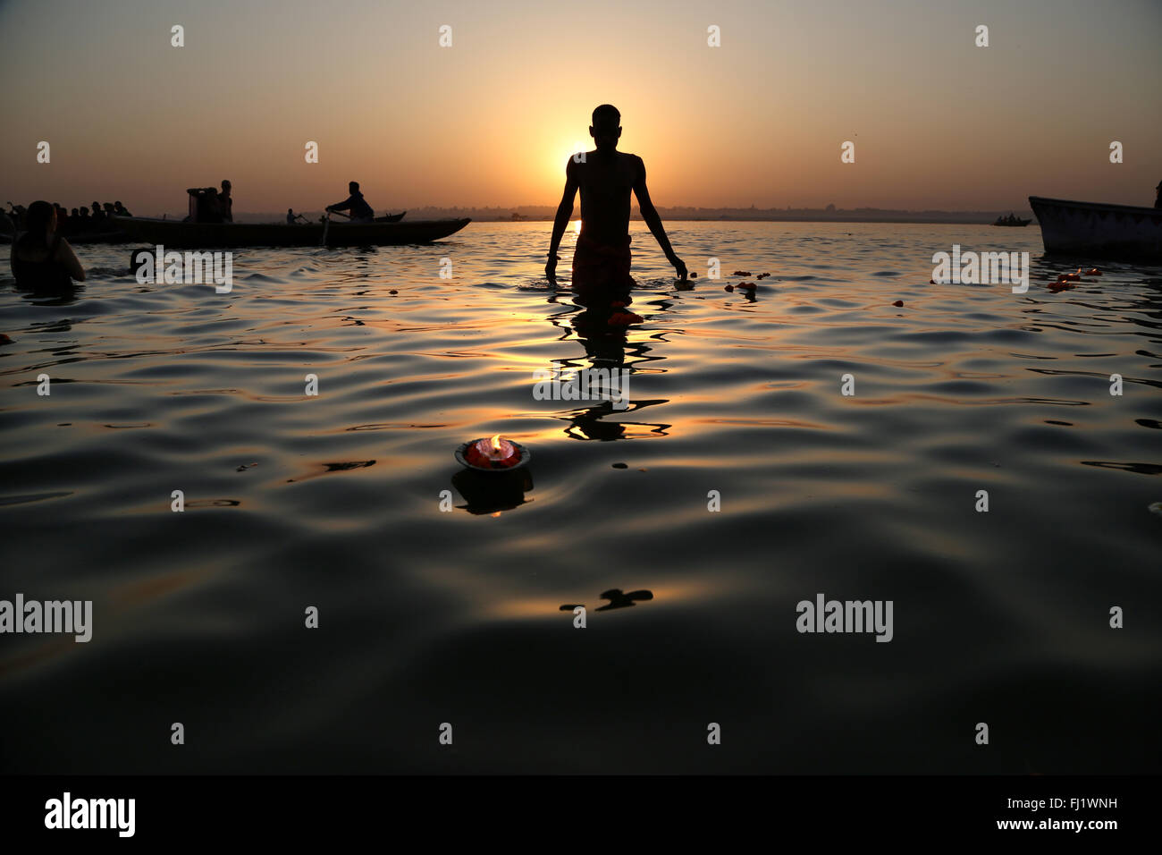Retroilluminazione Sunrise ombre sul sacro fiume Gange, Varanasi, India Foto Stock