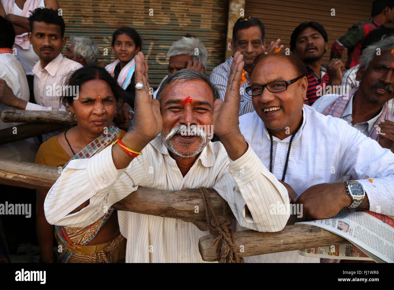 Felici le persone indù in mezzo alla folla durante Shivaratri in Varanasi, India Foto Stock