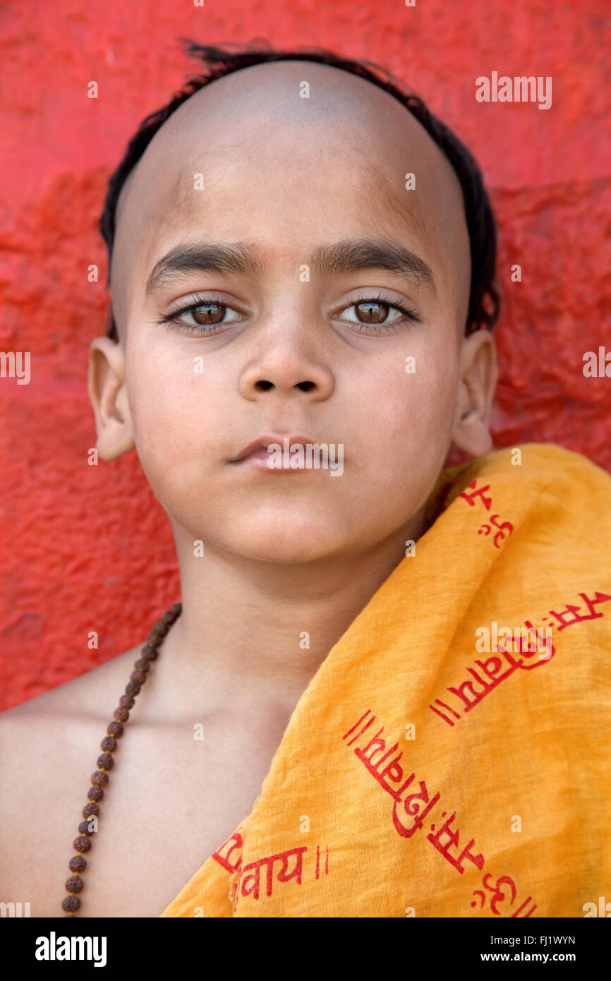 Indian giovane studente yoga Indù nella città santa Varanasi, India Foto Stock