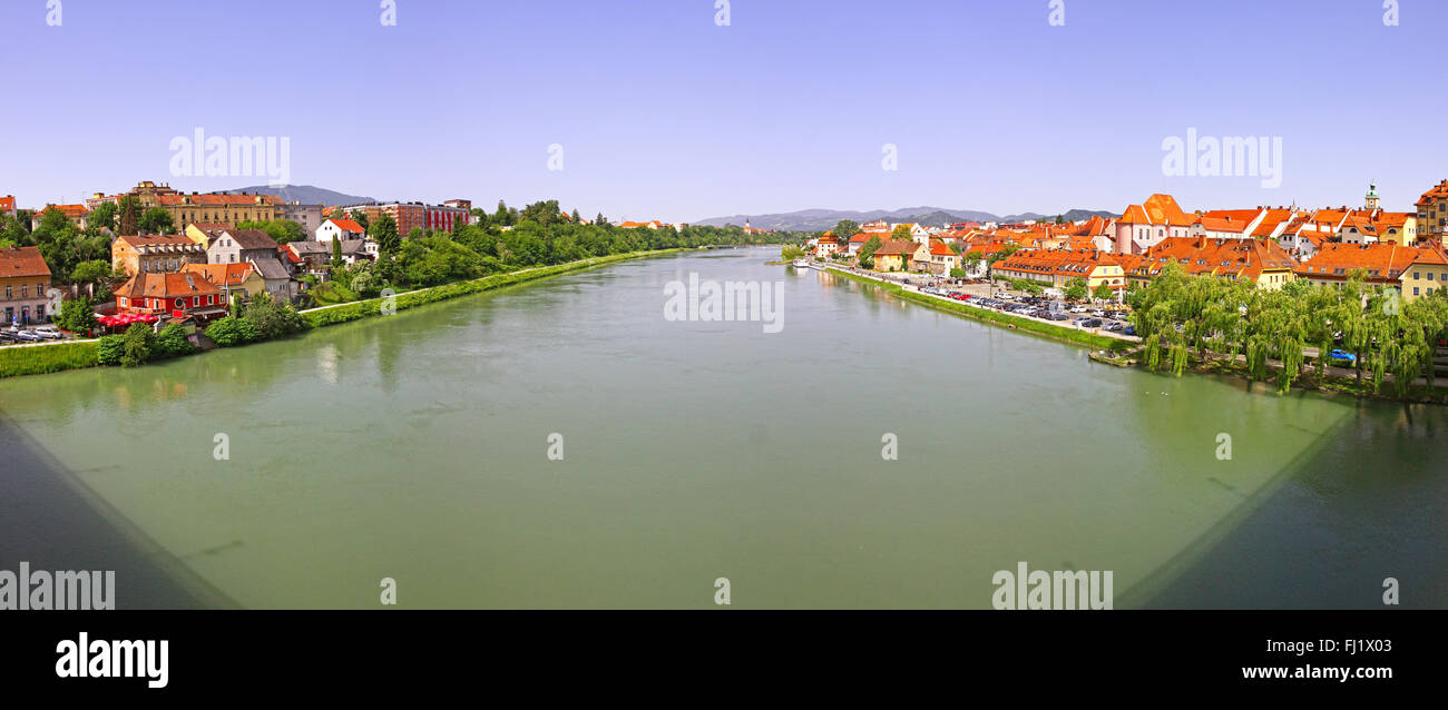 Vista panoramica del fiume Drava nella città di Maribor, Slovenia Foto Stock