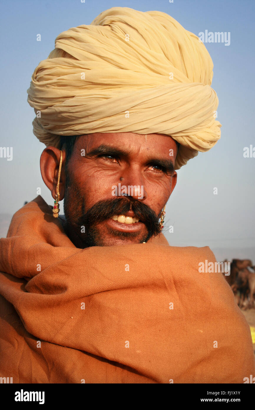 Incredibile ritratto del Rajasthan indiano di Rajasthani uomo indù durante il Pushkar mela , India Foto Stock