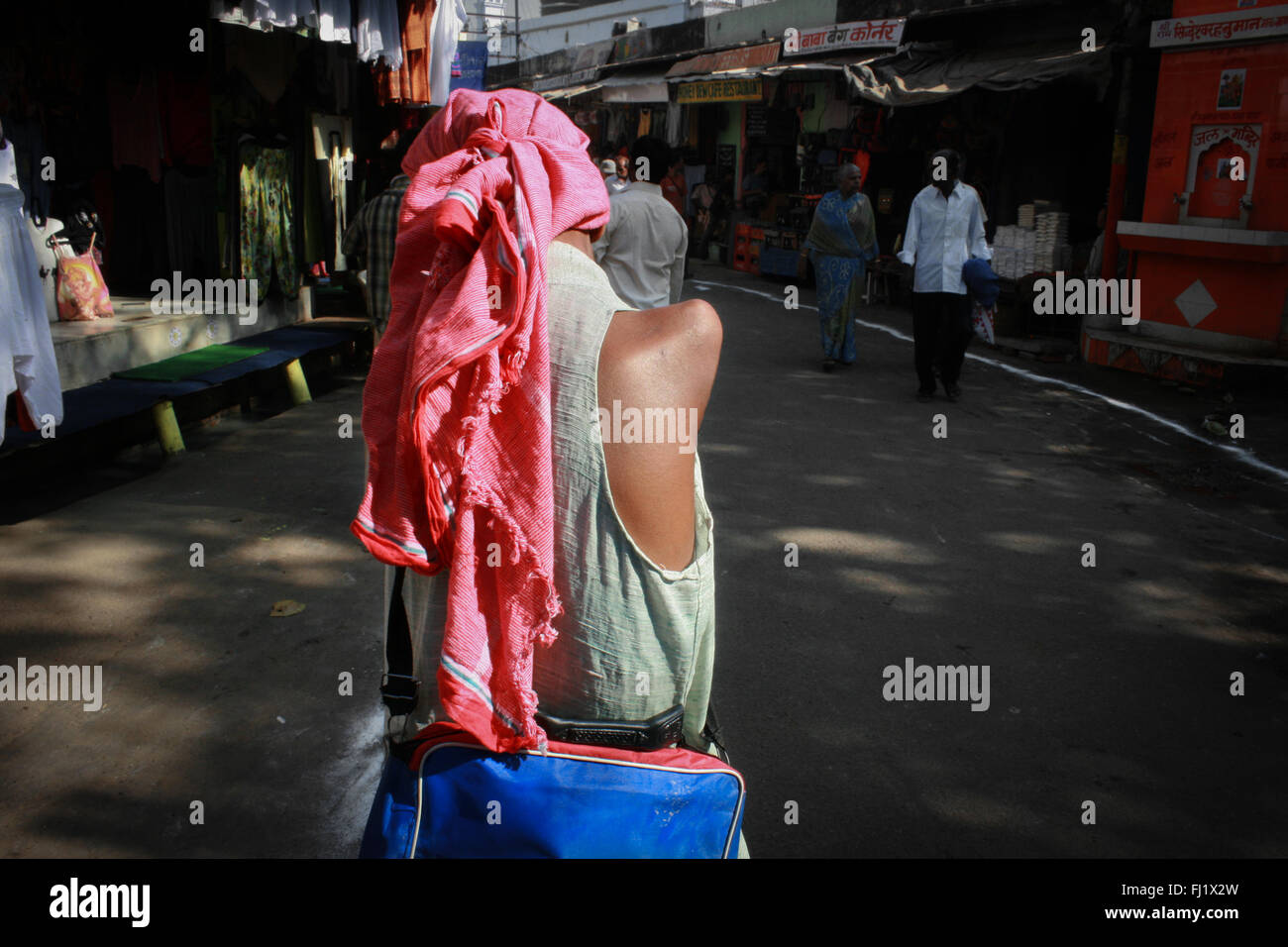 Beggar disabilitato durante il Pushkar camel fair, Rajasthan, India Foto Stock