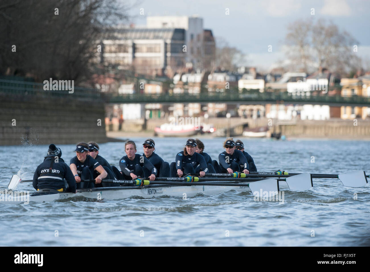 Londra, Regno Unito. 28 Feb, 2016. Oxford University Womens Club in barca sul Tamigi durante la loro attrezzatura contro Molesey Boat Club in preparazione per il Cancer Research UK donna Boat Race. OUWBC - Emma Lukasiewik, Emma Abete rosso, Joanneke Jansen, Ruth Siddorn, Elo Luik, Anastasia Chitty, Mandy Badcott, Lauren Kedar, Morgan Baynham-Williams [cox]. Credito: Stephen Bartolomeo/Alamy Live News Foto Stock