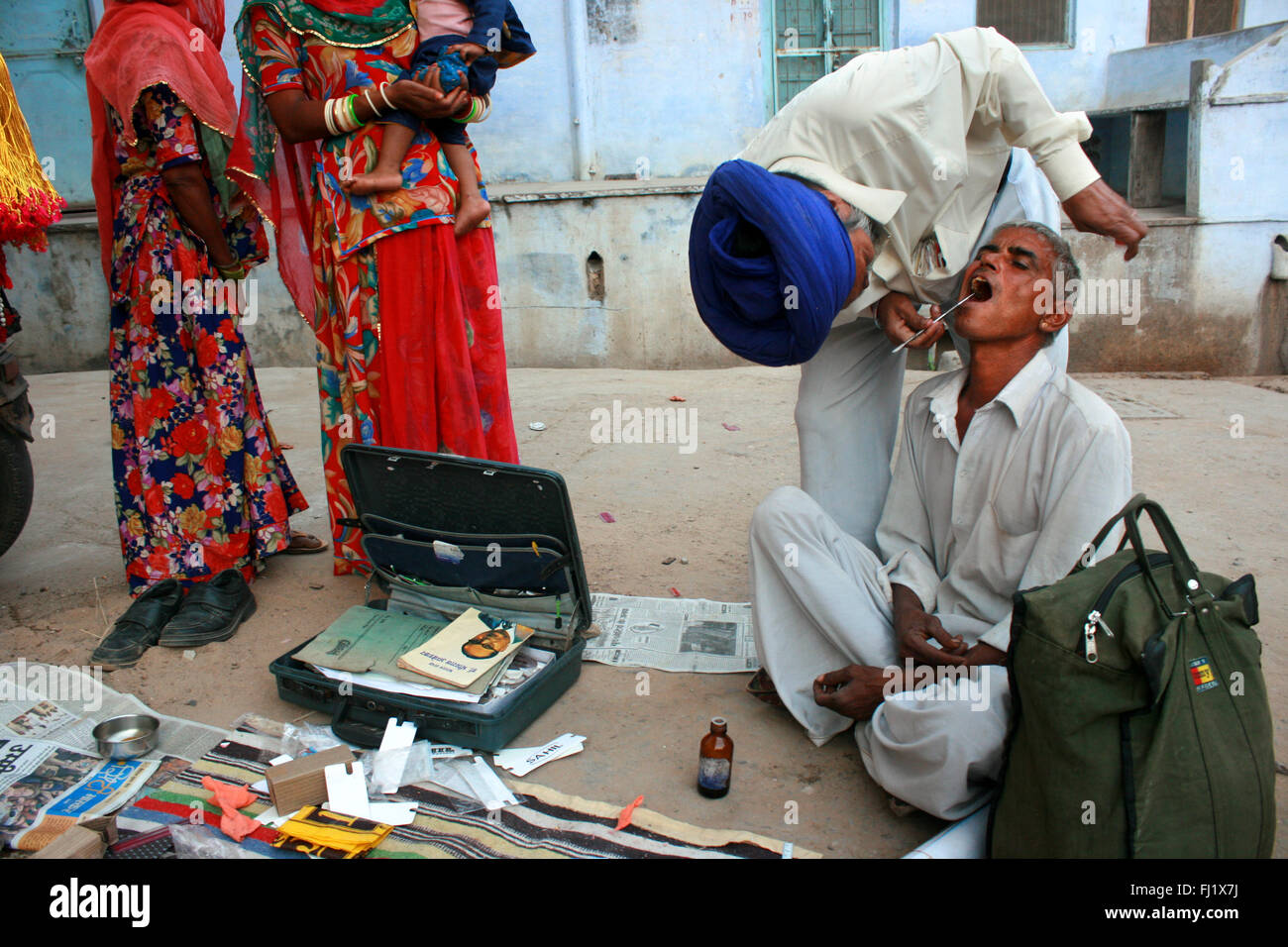 Street dentista in Pushkar durante il camel fait Foto Stock