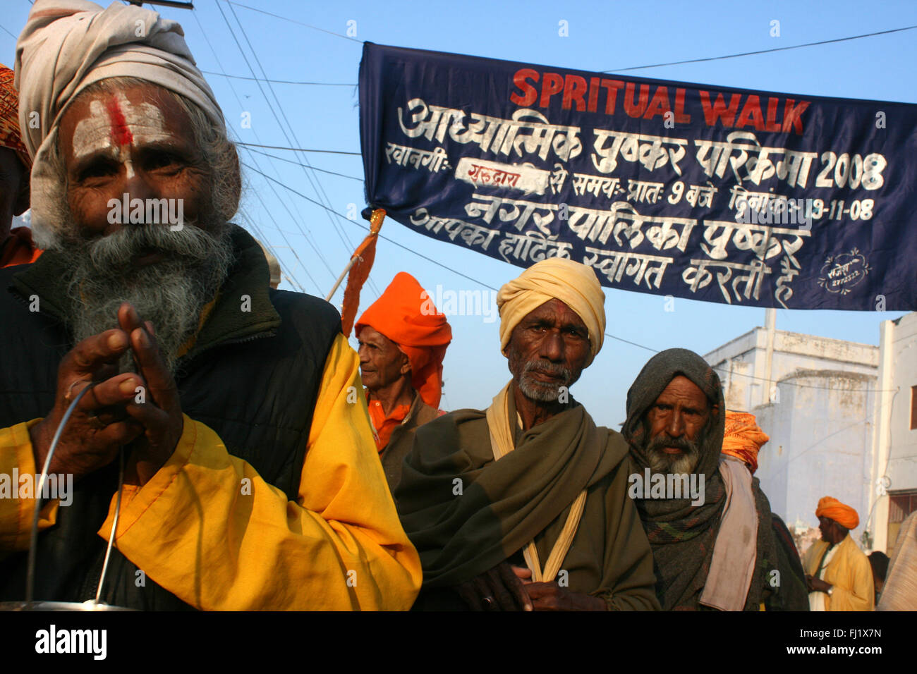 Sadhus camminando in una strada duringiPushkar mela camel fair , Rajasthan, India Foto Stock