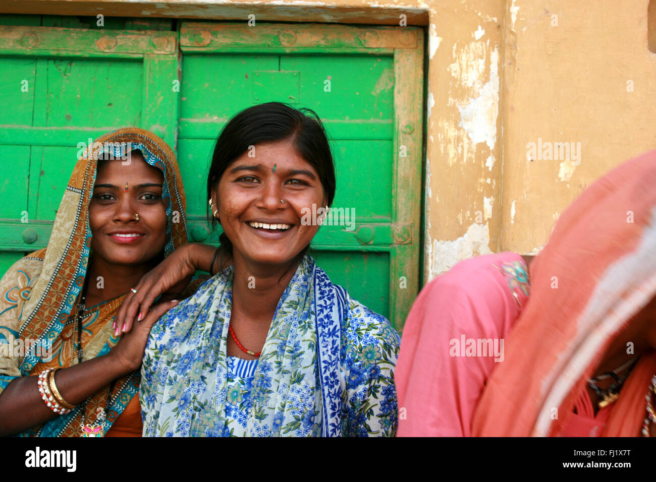 Bella sorridente ragazza di Rajasthani con sarees, durante il Pushkar mela camel fair , Rajasthan Foto Stock