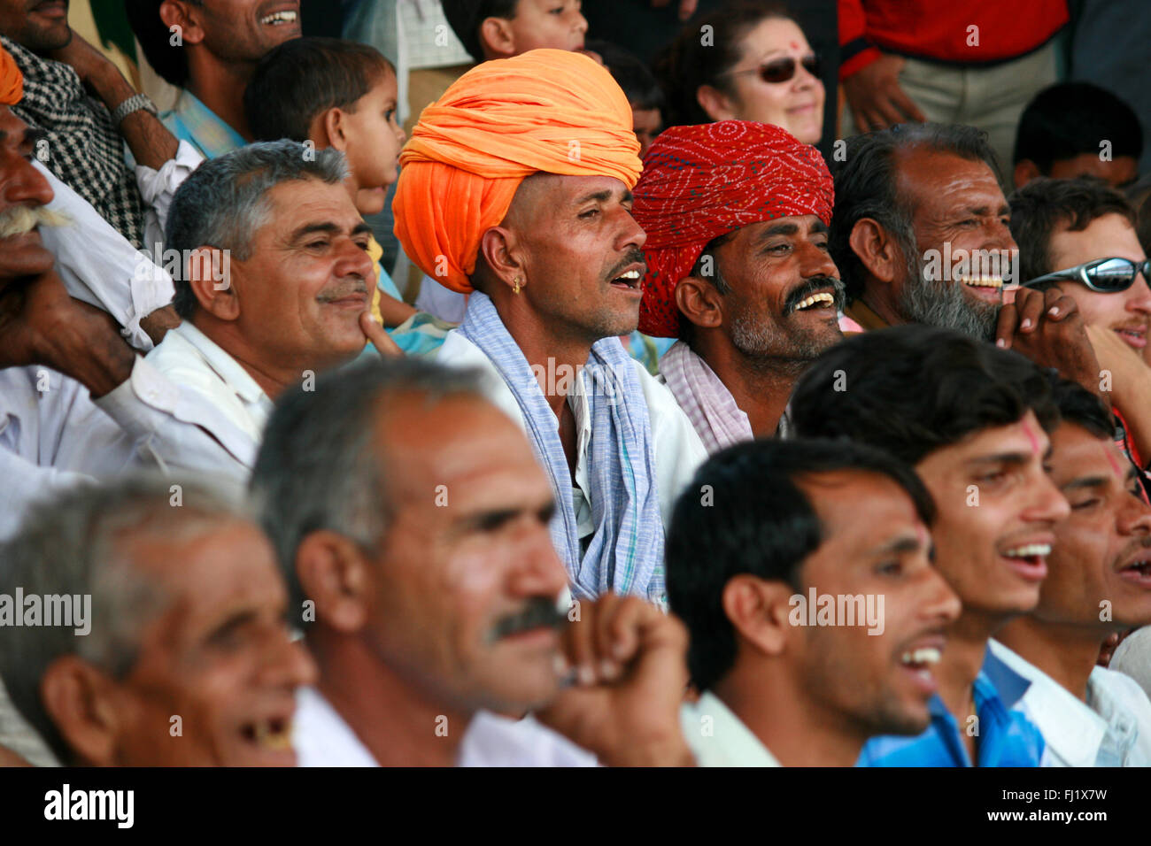 Gli uomini indossano turbanti in mezzo alla folla durante il Pushkar camel fair Foto Stock