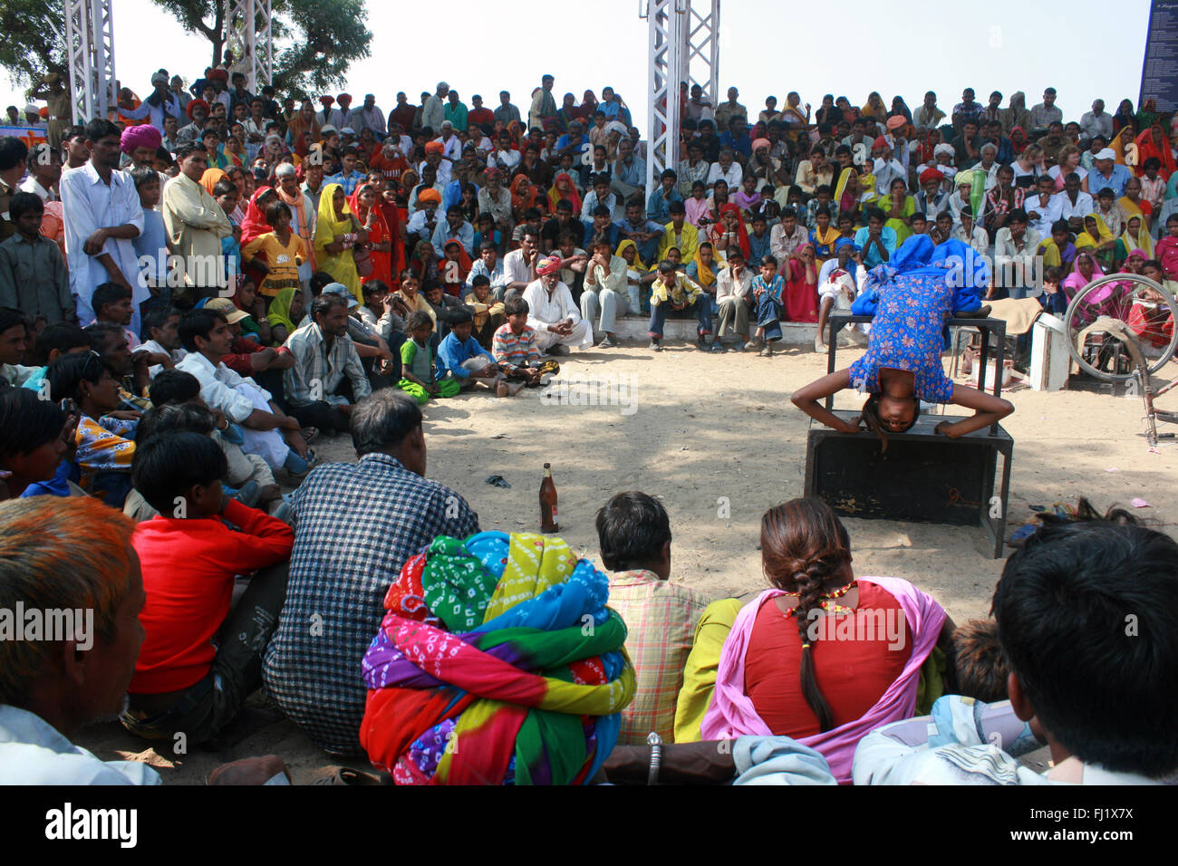 Circus prestazioni durante il Pushkar mela camel fair , Rajasthan, India Foto Stock
