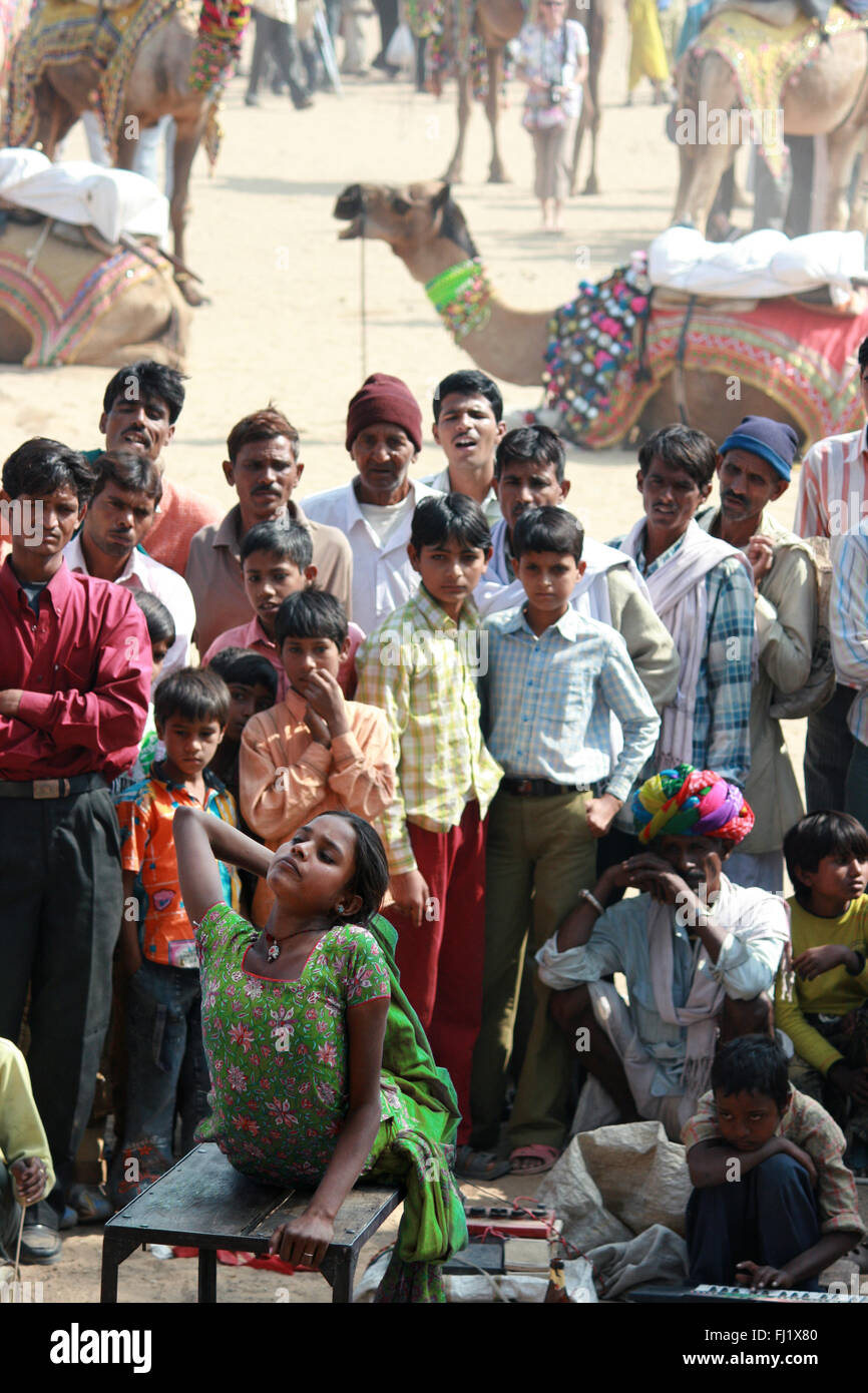 Circus prestazioni durante il Pushkar mela camel fair , Rajasthan, India Foto Stock