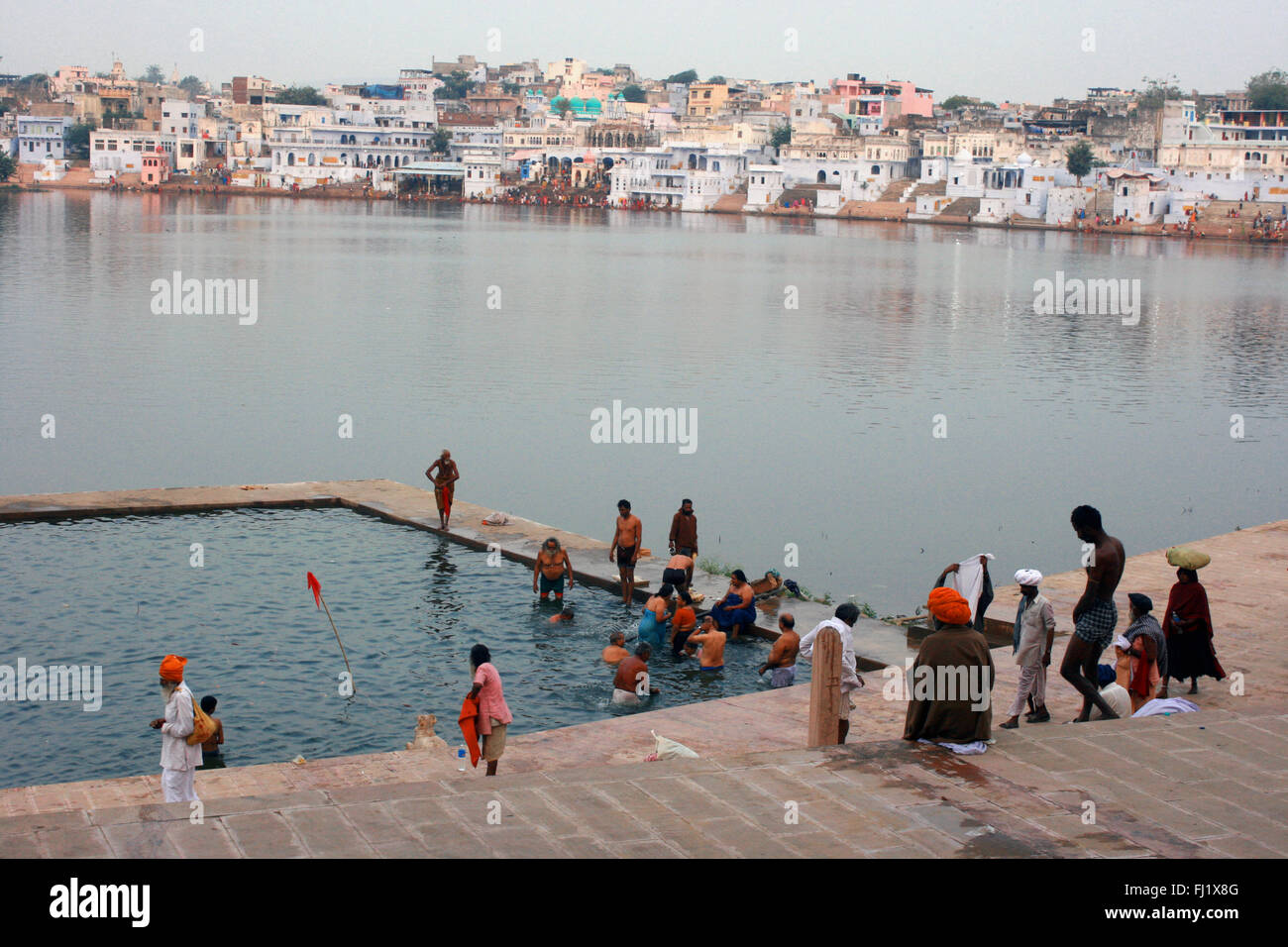La civiltà indù raccogliere su un ghat del maschio santa di Pushkar Foto Stock