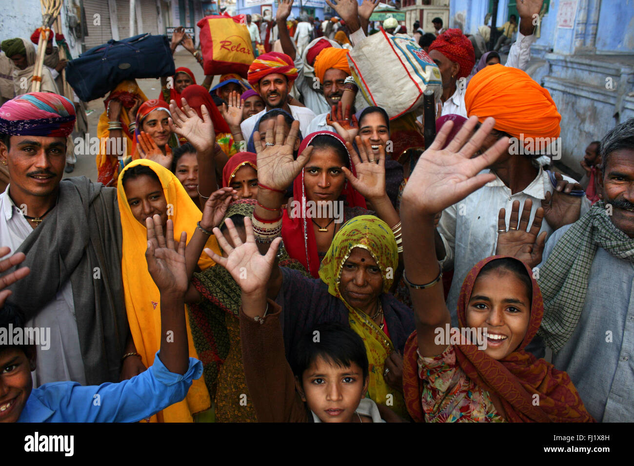 La gente in mezzo alla folla durante il Pushkar camel fair Foto Stock