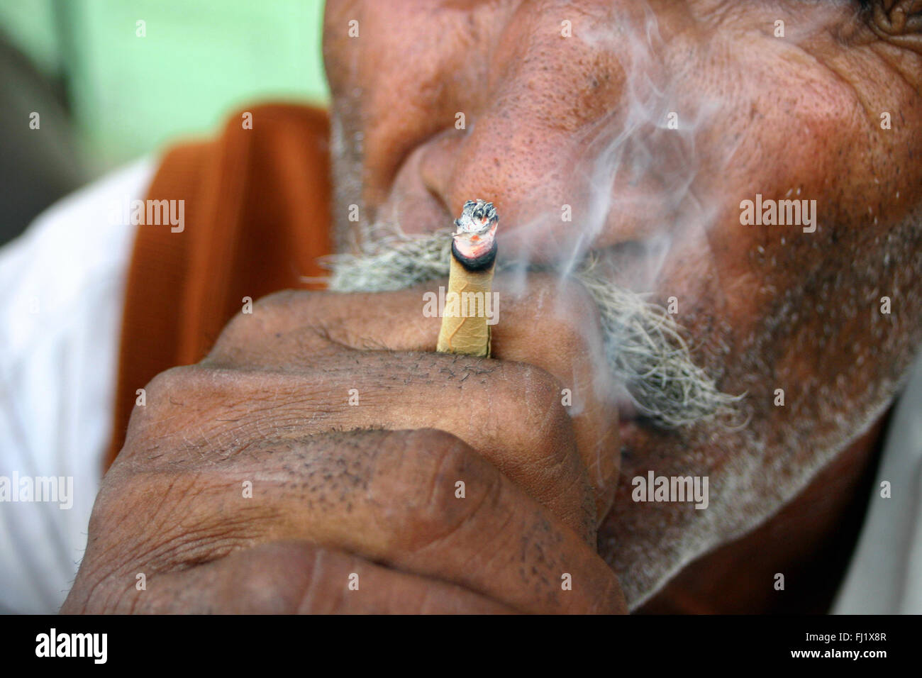 Uomo di fumare beedi in Pushkar, India Foto Stock