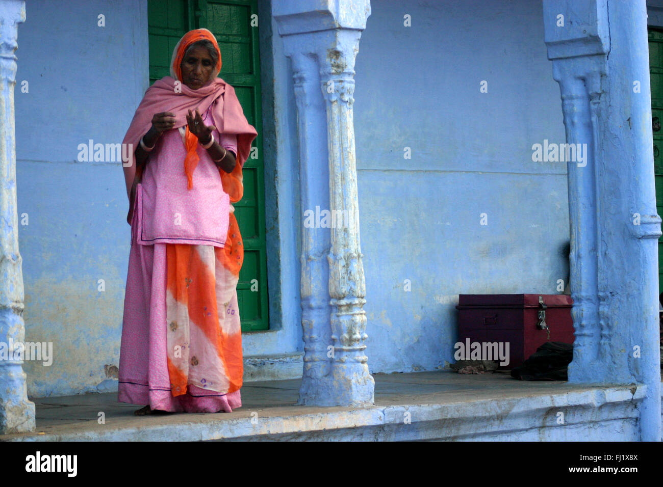 Pushkar mela - Pushkar camel fair - festival in Rajasthan, India - donna nelle strade di pushkar Foto Stock