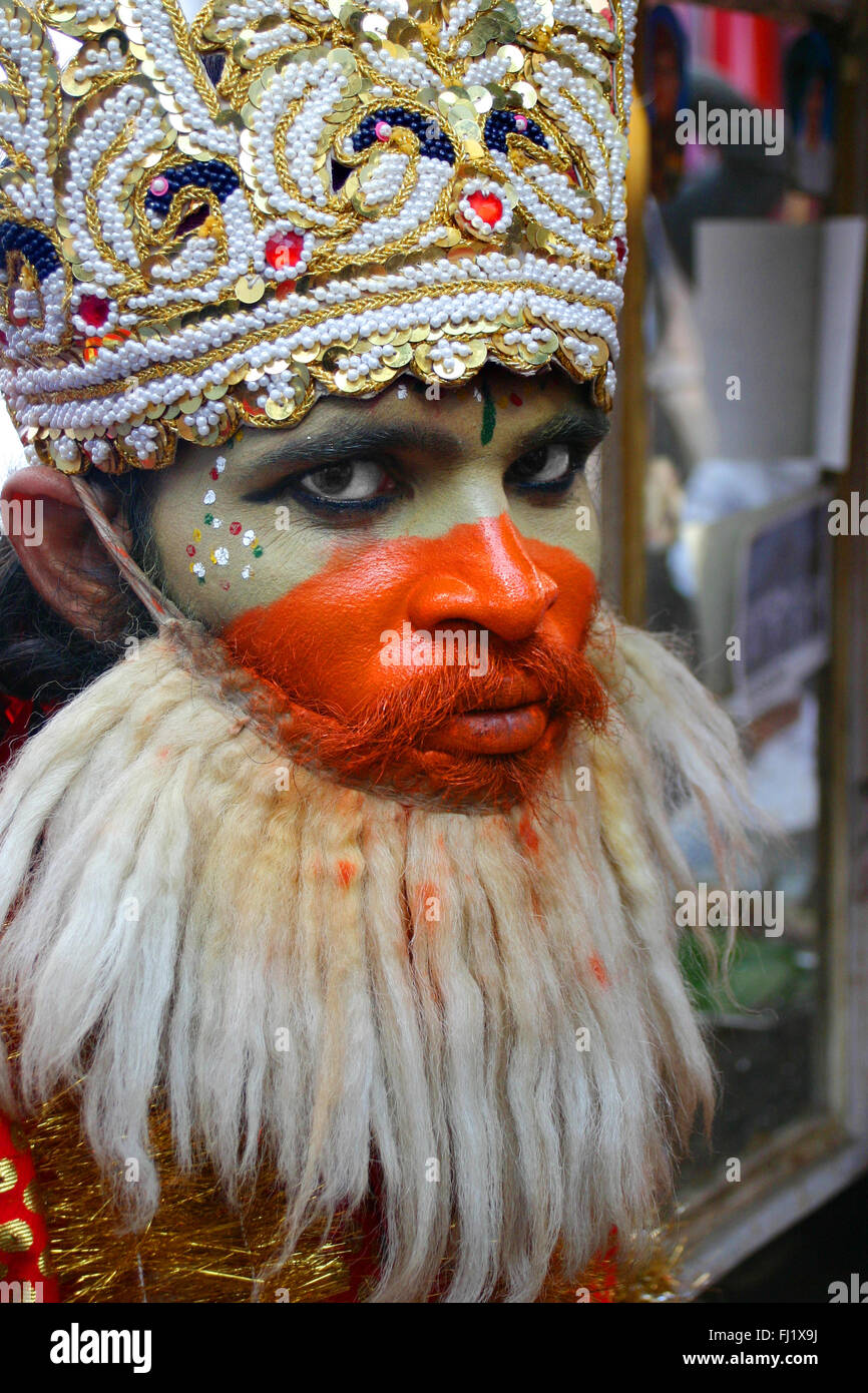 L'uomo vestito di Dio hanuman durante il Pushkar camel fair in Rajasthan, India Foto Stock