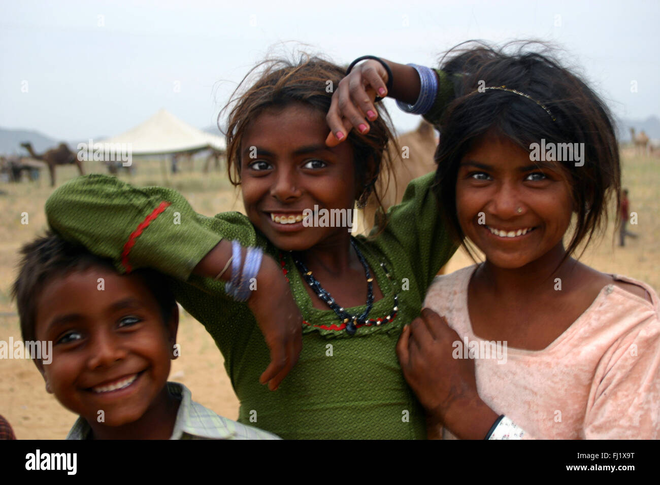 I bambini durante il Pushkar mela camel fair , India Foto Stock