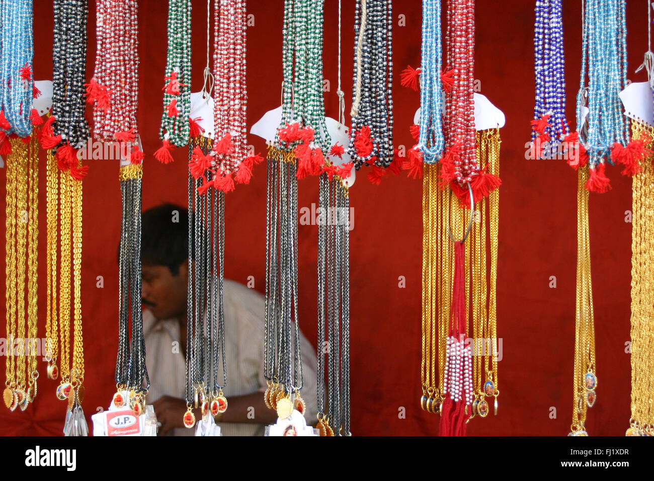 Mala / collana venditore ambulante durante il Pushkar mela camel fair Foto Stock