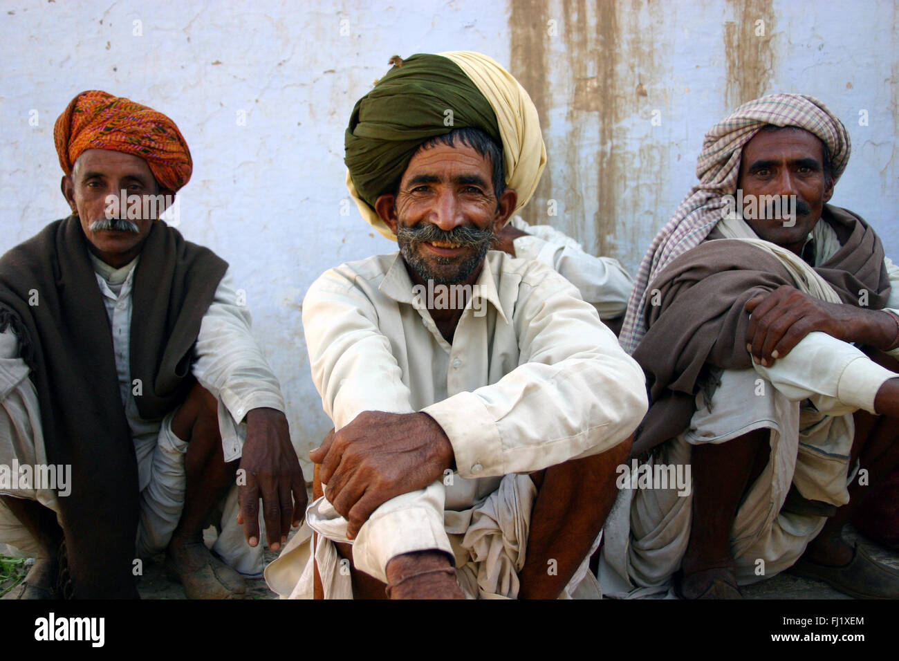 Un gruppo di uomini di Rajasthani a Pushkar mela - Pushkar camel fair - festival in Rajasthan, India Foto Stock