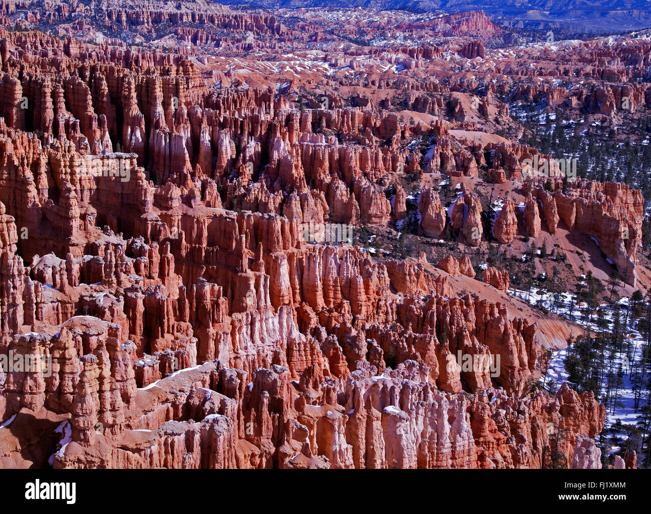 Inverno con neve a Inspiration Point nel Parco Nazionale di Bryce Canyon dello Utah. Hoodoos di red rock coperto con una spolverata di neve Foto Stock