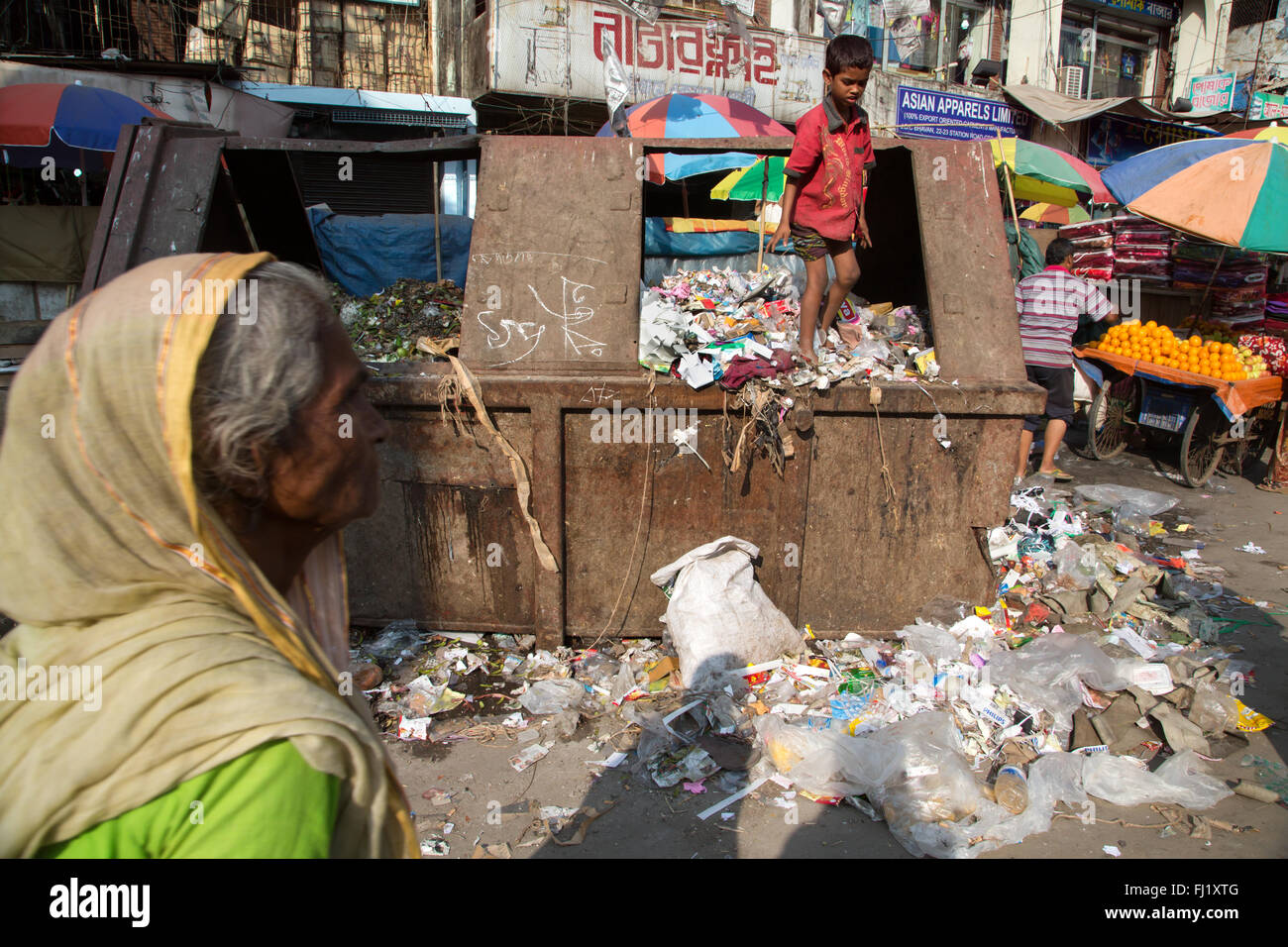 Povero ragazzo cerca in una discarica di rifiuti , Chittagong , Bangladesh Foto Stock