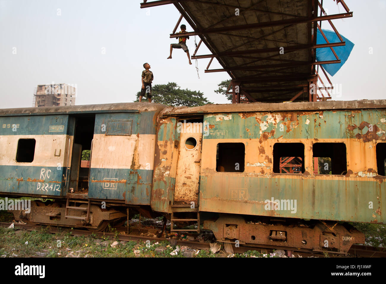 Bambini che giocano su un treno abbandonati auto nei pressi di Dhaka stazione ferroviaria , Bangladesh Foto Stock