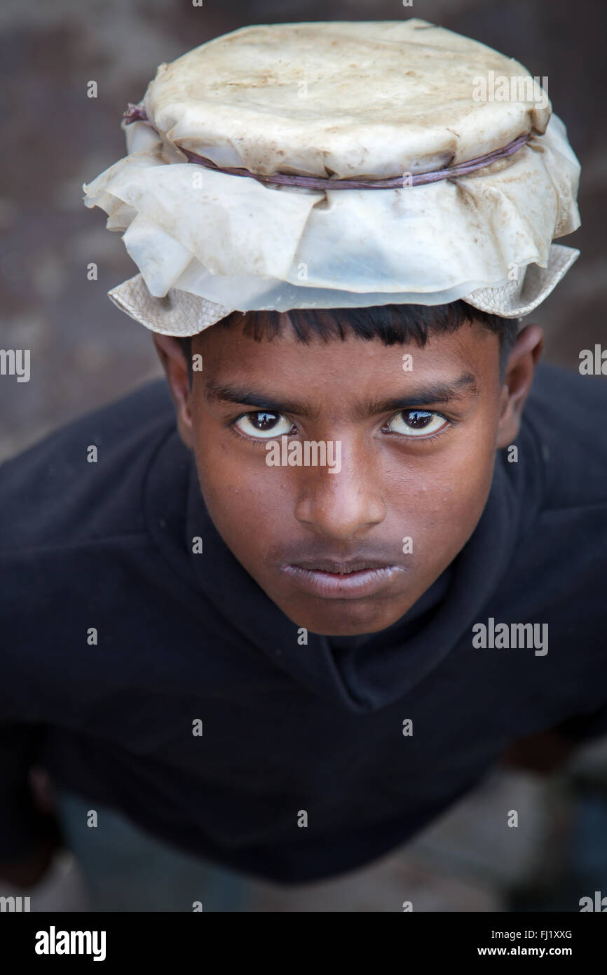 Ritratto di giovane uomo che lavora al porto di Chittagong, Bangladesh Foto Stock
