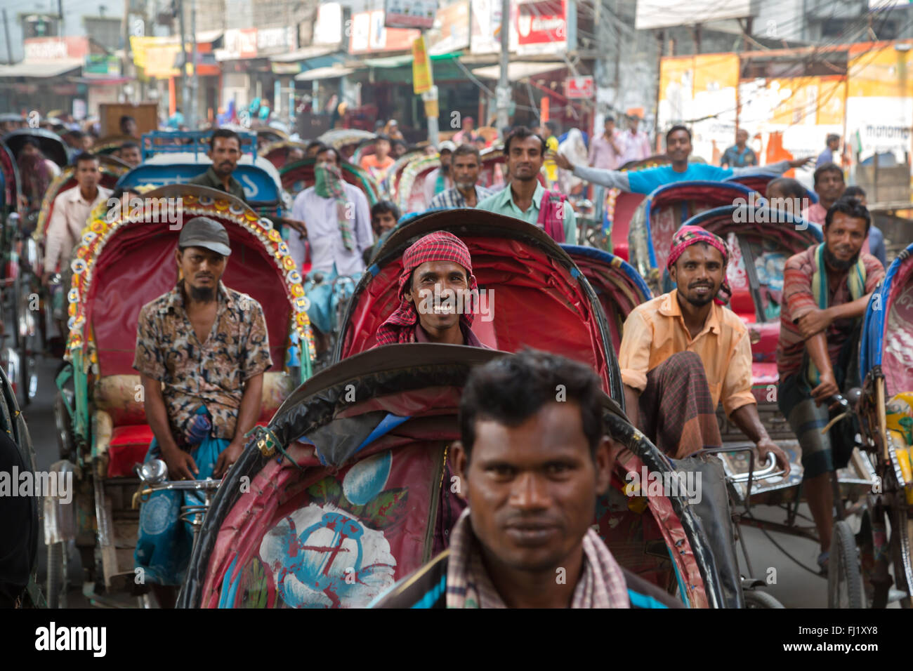 In rickshaw driver nel traffico in Dhaka , Bangladesh Foto Stock