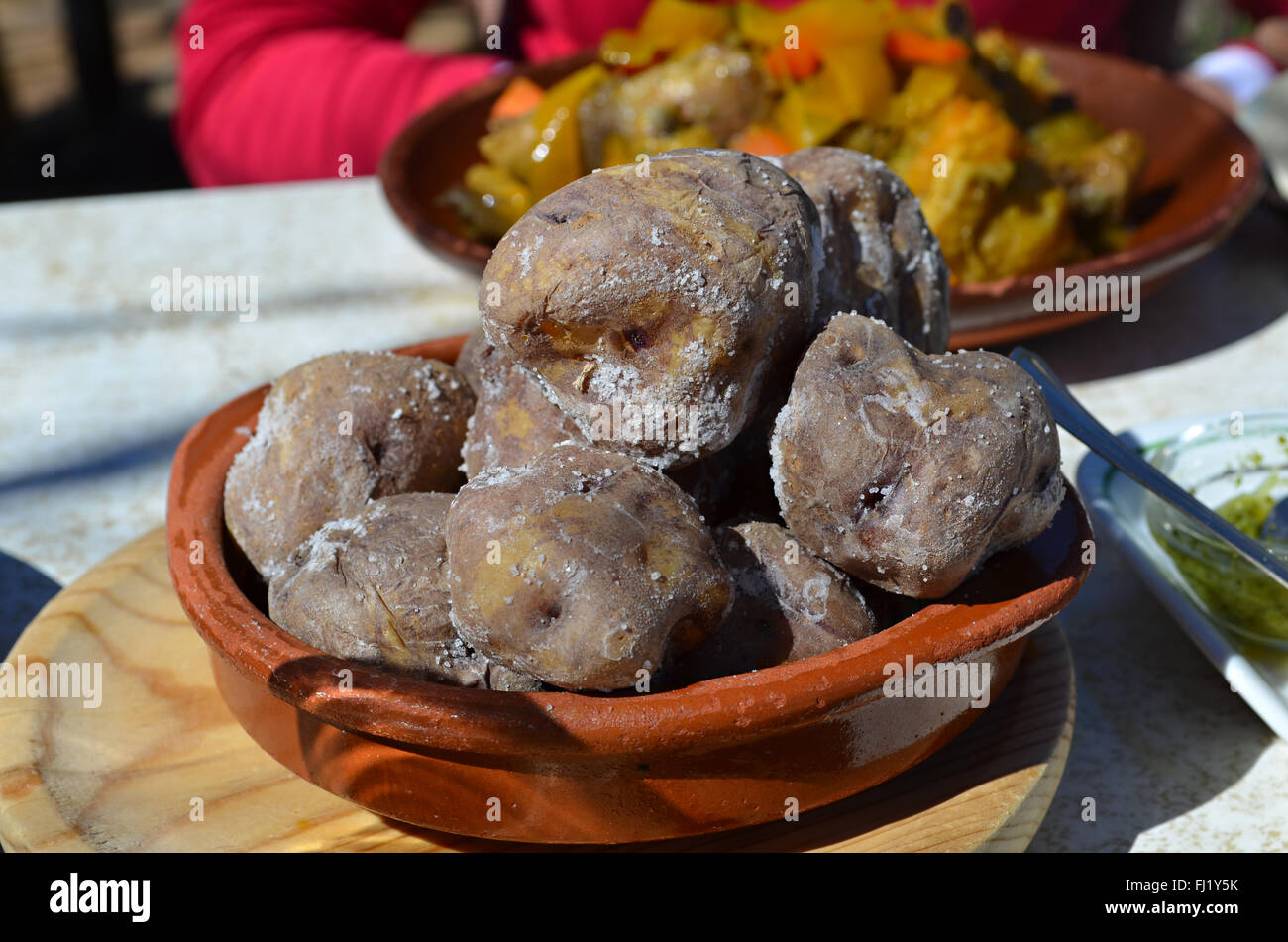 Papas arrugadas - specialità stropicciata patate delle isole Canarie. Questi sono da Tenerife. Foto Stock