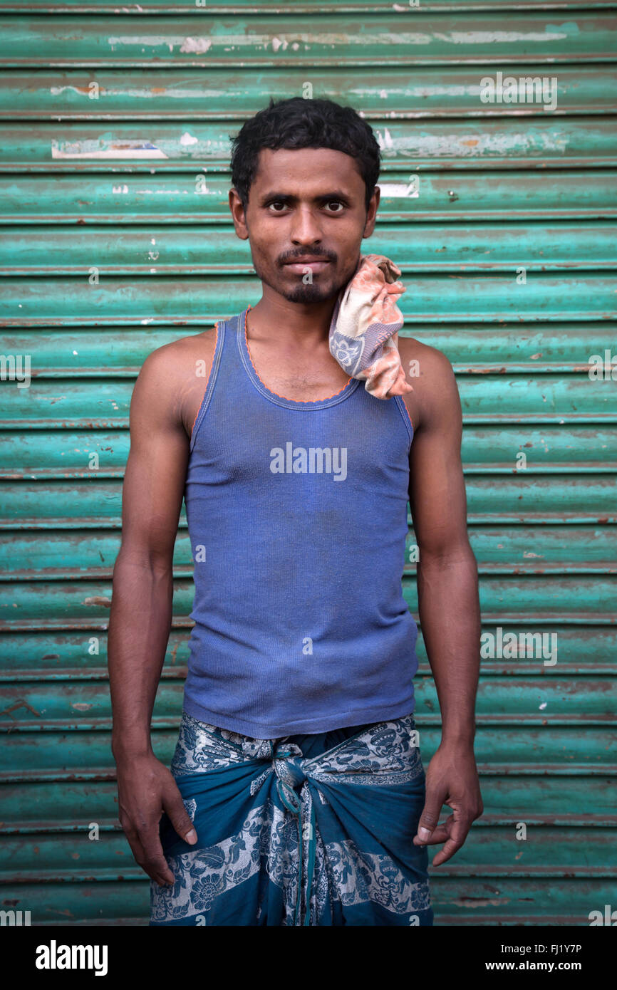 Ritratto di uomo musulmano lavoratore in una strada a Dacca in Bangladesh Foto Stock