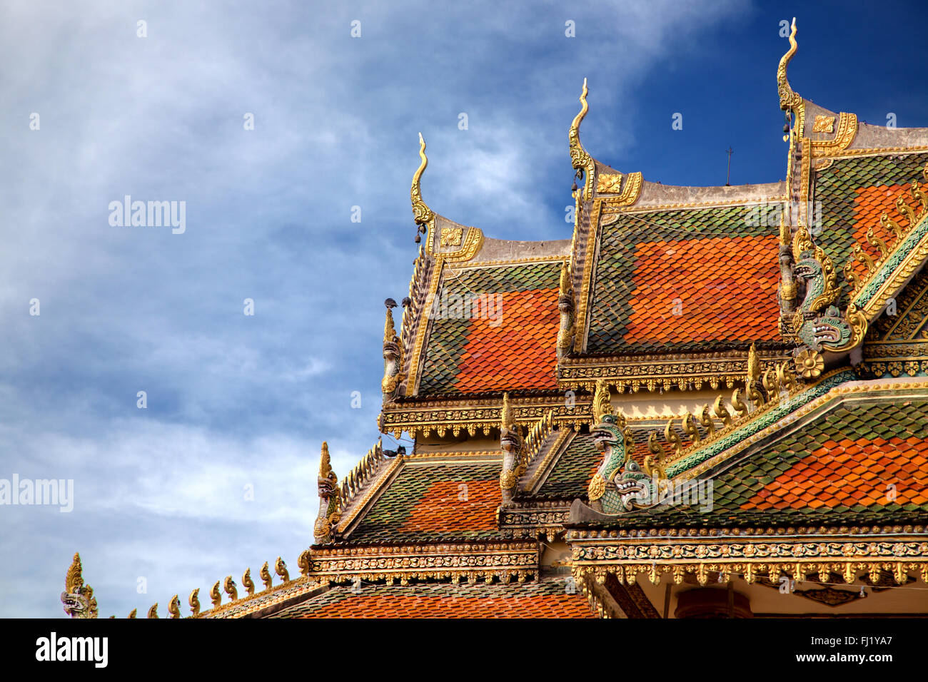 Tetto di Wat Baydamram, Battambang Foto Stock