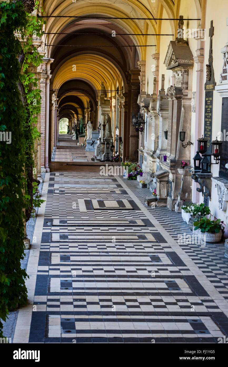 Le belle arcate che circondano il cimitero di Mirogoj, nella periferia della città di Zagreb Foto Stock