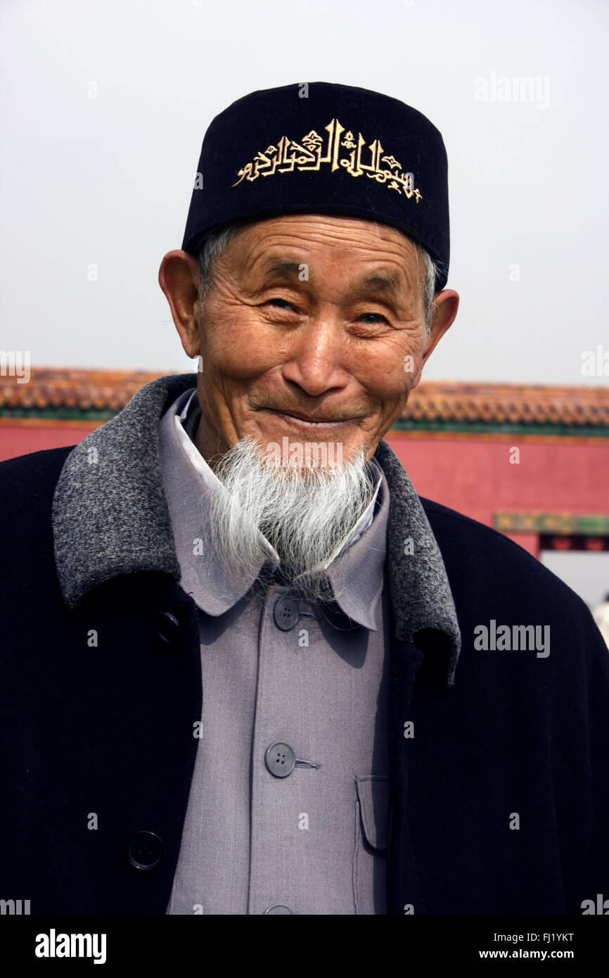 Vecchio Uighur musulmano uomo visitando la Città Proibita , Pechino , Cina Foto Stock