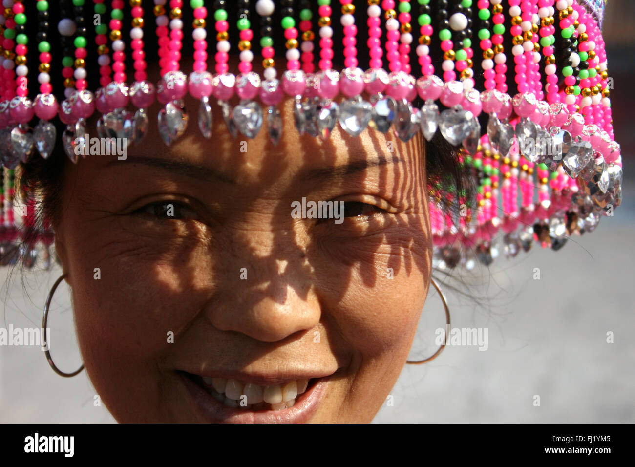 Donna tribale con tradizionale hat a Pechino in Cina Foto Stock