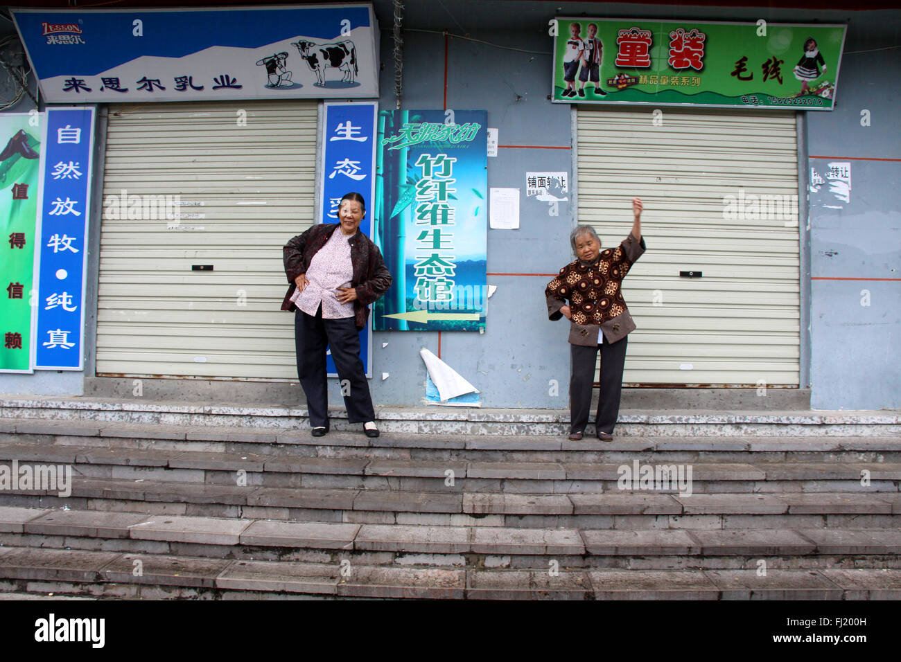 Donne che fanno tai chi al mattino in Yuanyang, , Yunnan , Cina Foto Stock