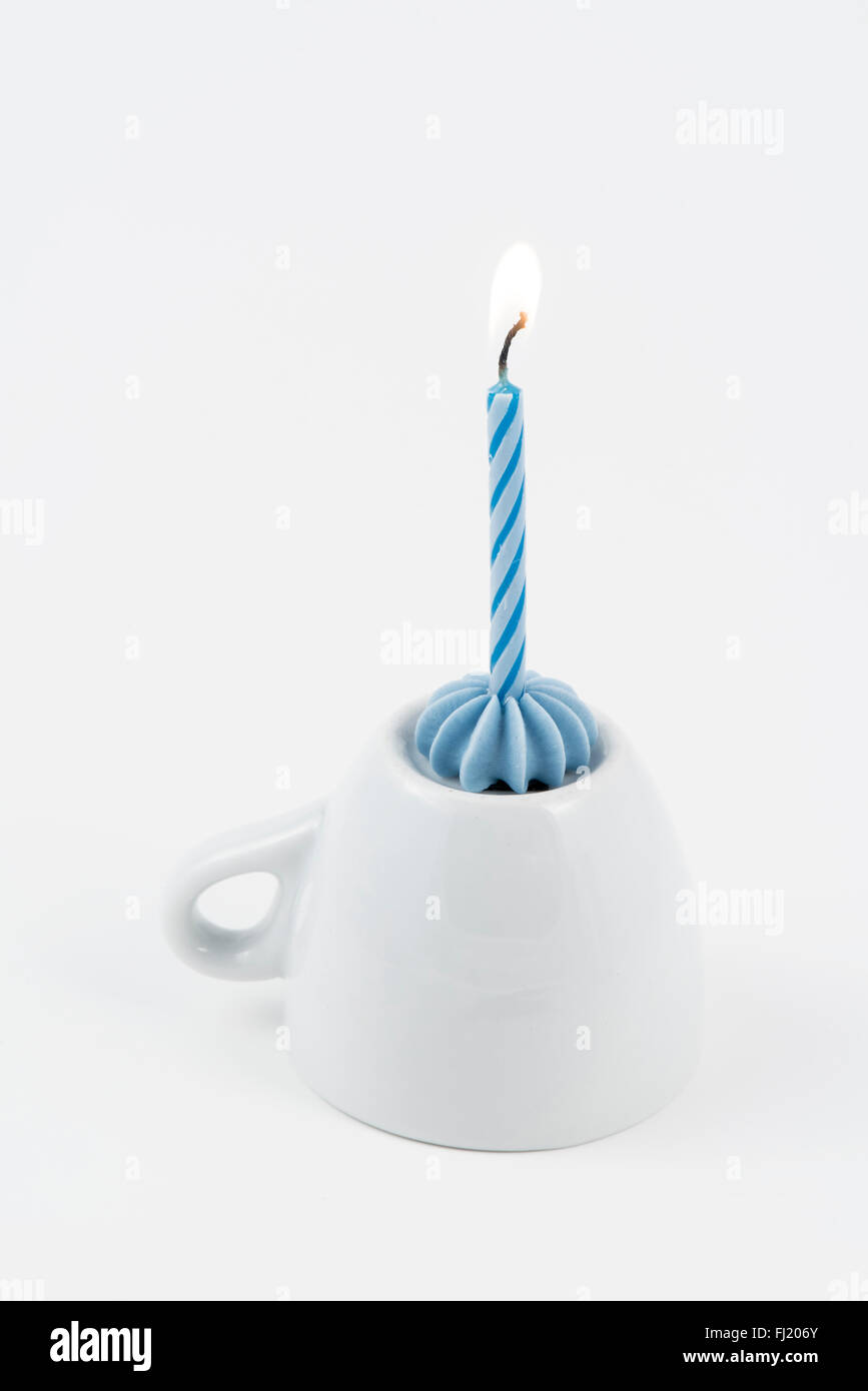 Compleanno candela blu sulla tazza di caffè Foto Stock